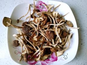 将茶树菇剪去菇脚，清洗干净