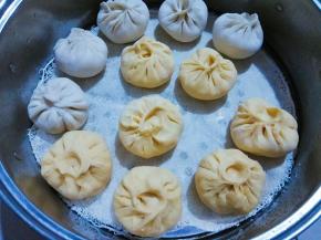 另做了些南瓜和的面。
蒸锅里凉水，把包子垫屉布放在屉上，隔水蒸。水开冒气后十五分钟，焖五分钟后再揭锅。
