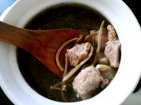 加入适量盐，鲜美的茶树菇排骨汤出锅了