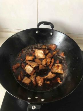 加水没过咸鱼，大火烧开，转中小火至汤汁烧至浓稠即可，这个过程中可以尝试一下鱼有没有咸，如果太咸了可以加一点点糖，如果太淡了，可以加一点点盐，我今天烧的这个咸鱼味道刚刚好，所以我什么也没加