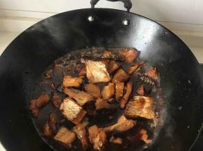 加水没过咸鱼，大火烧开，转中小火至汤汁烧至浓稠即可，这个过程中可以尝试一下鱼有没有咸，如果太咸了可以加一点点糖，如果太淡了，可以加一点点盐，我今天烧的这个咸鱼味道刚刚好，所以我什么也没加