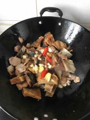 倒入咸鱼（我用的应该是那种特别大的草鱼，因为是我婆婆从老家带来的，我也不确定是不是，但是五花肉烧咸鱼是不限定鱼的品种的，鲢鱼也可以），将咸鱼跟肉多翻炒一会，然后再加入生姜大蒜和干辣椒，因为我婆婆不吃啦，所以只放了两个干辣椒去去味的