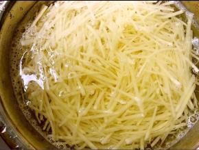 切好的土豆丝用清水漂洗去淀粉