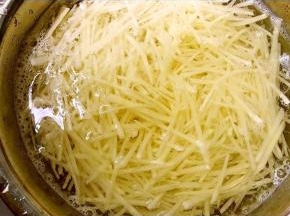 切好的土豆丝用清水漂洗去淀粉