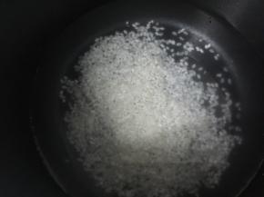 米从冰箱取出，放入电饭锅，倒入适量的水，我放了1.5升