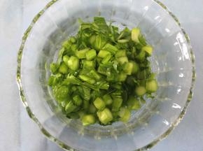 菜心切粒备用