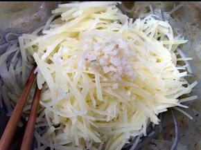 过凉的土豆丝沥干水放入盆里，加入上步做好的蒜油