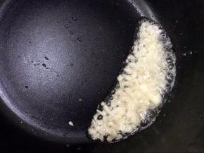 小锅加入适量植物油爆香蒜蓉，蒜油做好备用
