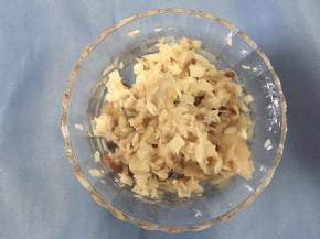 把鱼骨去掉，把鱼肉弄成鱼茸