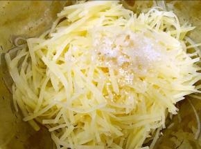 加入盐，糖，鸡粉