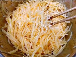 淋上适量芝麻油，撒上熟白芝麻