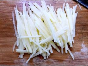 再切成细丝（用擦丝器也行）