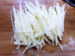 再切成细丝（用擦丝器也行）