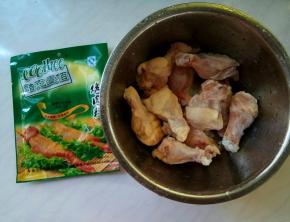 准备鸡翅根和烤肉料。
