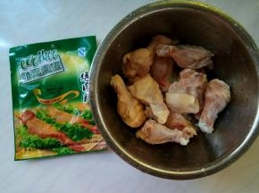 准备鸡翅根和烤肉料。