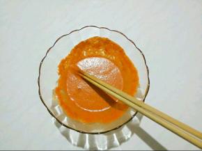蜜汁烤翅调料调制，调料加入冰水。混合均匀调成汁静置一会，备用。