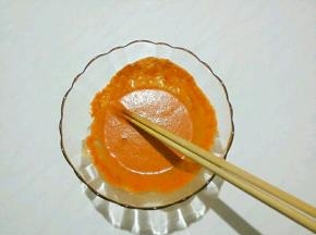 蜜汁烤翅调料调制，调料加入冰水。混合均匀调成汁静置一会，备用。