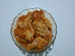 将鸡翅根全部浸入盛有调料汁的碗中，用手按摩一会，使调料汁充分接触鸡翅。