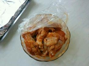 盖上保鲜膜，放入冰箱，腌制冷藏至少四个小时以上。中途翻个儿按摩一下鸡翅，再次放入冰箱。