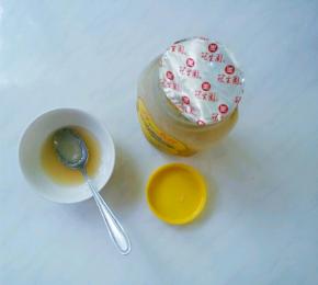 调制蜂蜜水，2勺蜂蜜+半勺水。