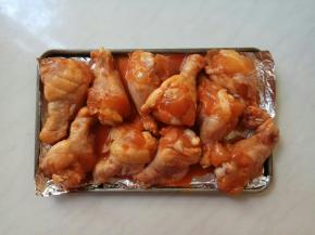 烤盘上铺锡纸，摆好鸡翅根。两面刷调料汁。