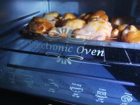 烤箱预热5分钟。烤盘置于下层,上下火210度，30分钟。
烤15分钟时，取出烤盘，鸡翅表面刷蜂蜜水，翻面再刷。
烤25分钟时，再取出烤盘，刷调料汁、蜂蜜水，翻面，送回烤箱，继续烤5分钟。