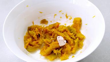 南瓜蒸熟后去皮，放至温热的状态后加入酵母，盐1克搅拌至融化。