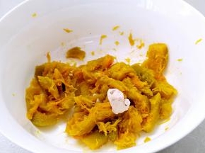 南瓜蒸熟后去皮，放至温热的状态后加入酵母，盐1克搅拌至融化。