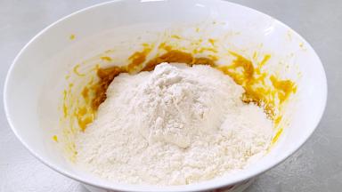 加入面粉。