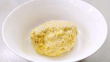 略微揉至无干粉的状态，面团很软，有一些粘手。