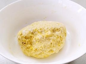 略微揉至无干粉的状态，面团很软，有一些粘手。
