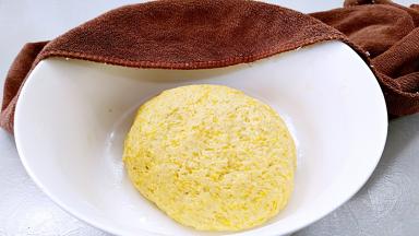 在略微揉一下面团，揉至油吸收，但是面团还有一些油腻感就可以，盖上湿布进行发酵。