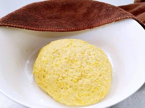 在略微揉一下面团，揉至油吸收，但是面团还有一些油腻感就可以，盖上湿布进行发酵。