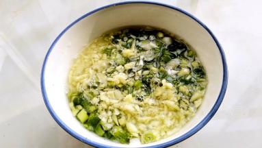 葱，姜切末加入适量清水寖泡。