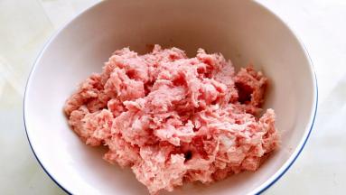 猪肉搅打成肉糜。