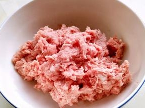猪肉搅打成肉糜。