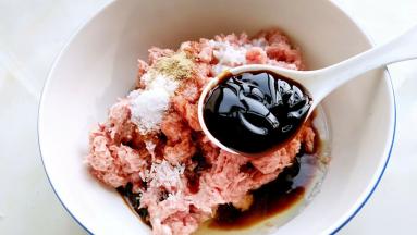 加入五香粉，味精，砂糖，蚝油，生抽，盐3克，酒酿，老抽搅打至吸收。