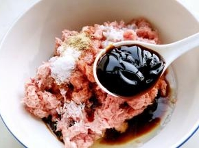 加入五香粉，味精，砂糖，蚝油，生抽，盐3克，酒酿，老抽搅打至吸收。