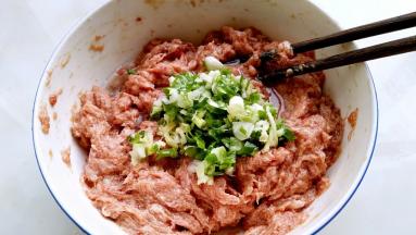 分3次葱姜水，搅打吸收。