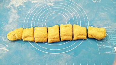 取出面团，直接拉成长条状，无需排气和整形，然后分割成等量的小剂子。