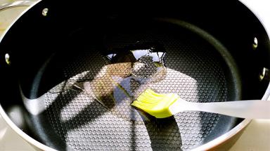 锅中刷一层植物油