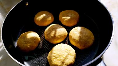 摆放做好的生胚，放在温暖的地方进行发酵一会。