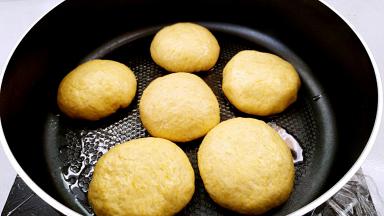 发酵后的生胚鼓鼓的，盖上锅盖开启小火烙。