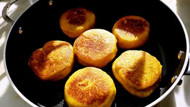 大约8分钟左右，两面烙至金黄色后就可以出锅了。