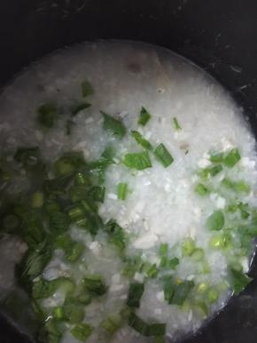 煮至剩下10分钟时放入菜心粒，不要盖上锅盖