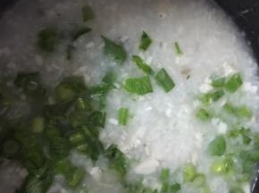 煮至剩下10分钟时放入菜心粒，不要盖上锅盖