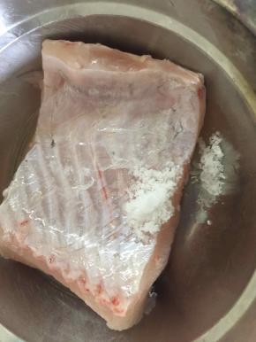 鱼腩洗干净沥干水，放入盐和油腌制30分钟
如锅蒸10分钟