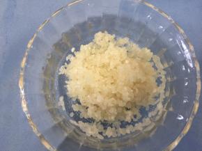 米洗干净沥干水放冰箱里冷冻30分钟