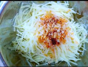 按个人口味加入红油辣椒