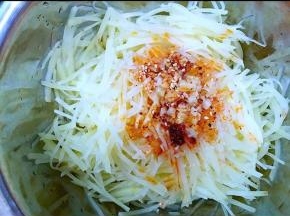 按个人口味加入红油辣椒